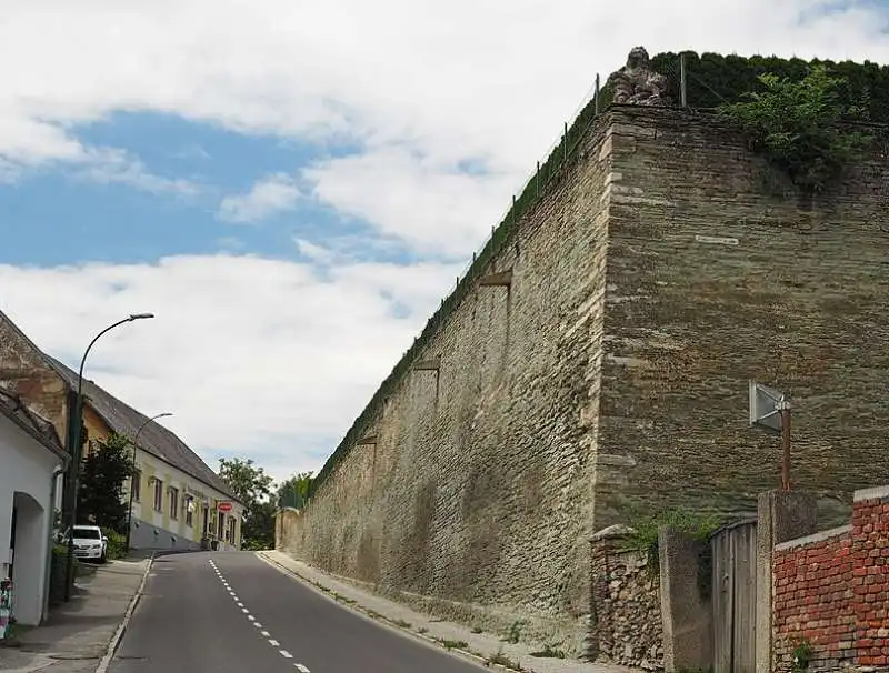 quello che resta del castello di rechniz, il muro 