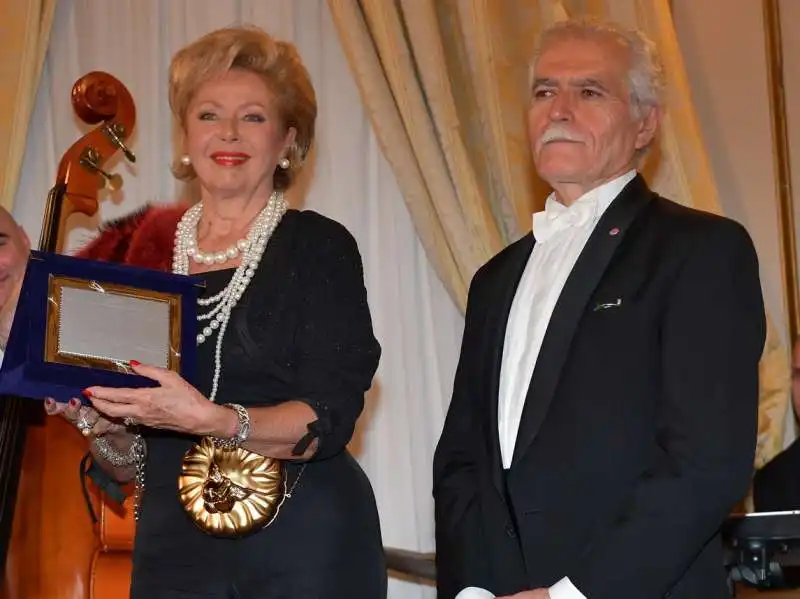 regina schrecker  premiata da ernesto carpintieri  foto di bacco