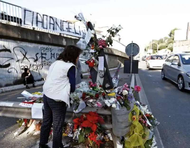 roma, fiori e biglietti sul guard rail di corso francia 1