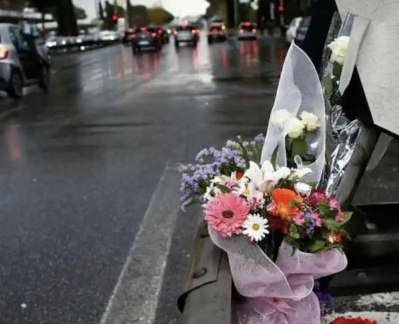 roma, fiori e biglietti sul guard rail di corso francia 4