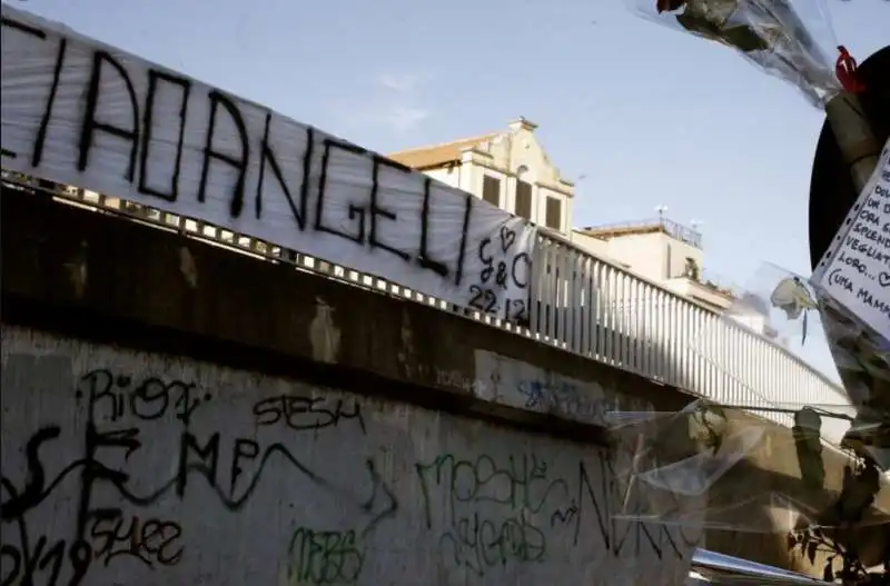 roma, fiori e biglietti sul guard rail di corso francia 5