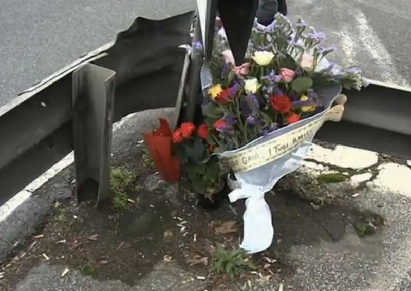 roma, fiori e biglietti sul guard rail di corso francia 7