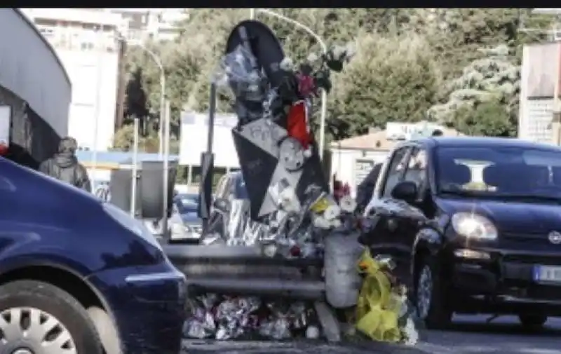 roma, fiori e biglietti sul guard rail di corso francia 8