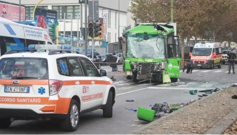 scontro filobus e camion dei rifiuti