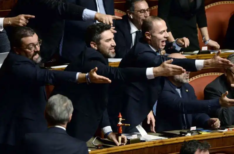 senatori leghisti danno del pinocchio a conte