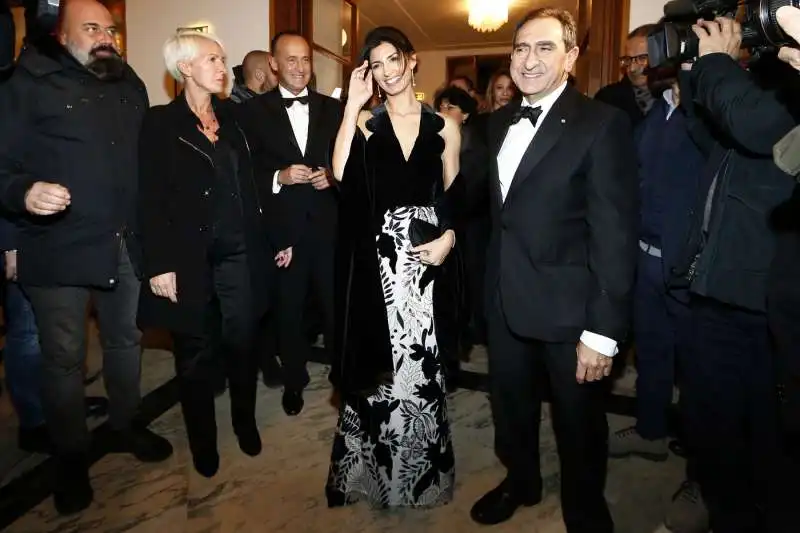 virginia raggi con carlo fuortes alla prima dei vespri siciliani al teatro dell'opera 2