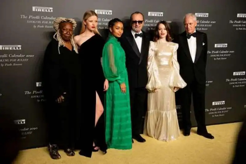 whoopi goldberg mia goth yara shahidi paolo roversi claire foy marco tronchetti provera   presentazione calendario pirelli 2020 a verona 9