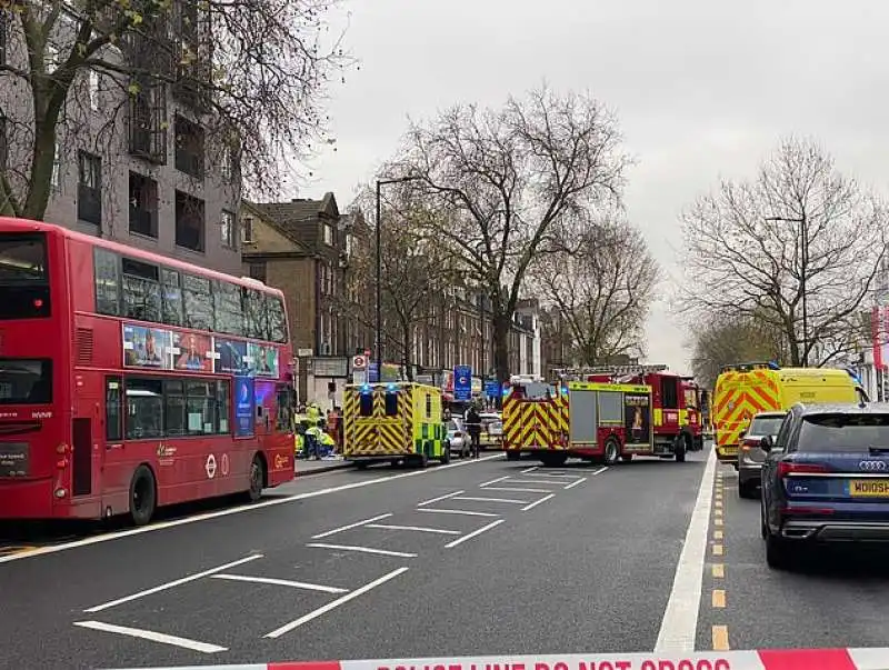 auto contro passanti   hackney londra.   