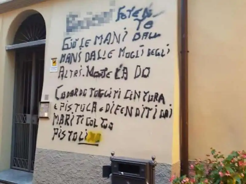 BELLANO - SCRITTE CONTRO IL MARESCIALLO DEI CARABINIERI