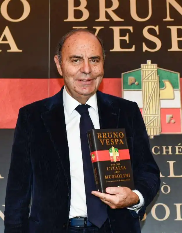 bruno vespa con il libro presentato  foto di bacco