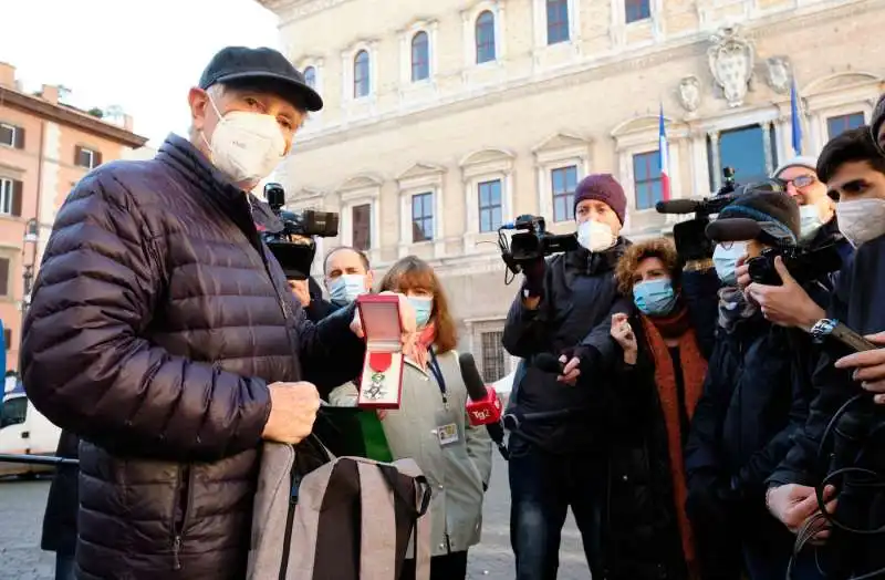 corrado augias riconsegna la legion d'onore 1