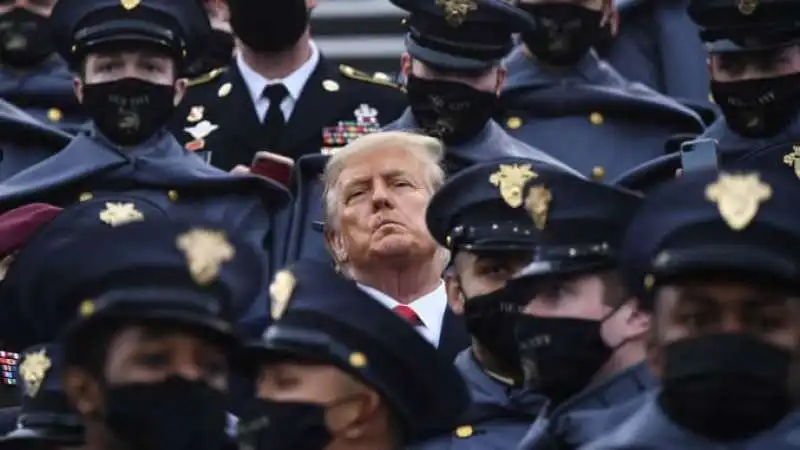 donald  trump  unico senza mascherina alla partita west point vs annapolis 