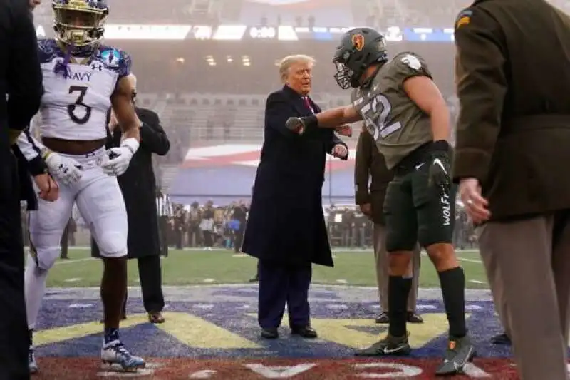 donald  trump unico senza mascherina alla partita west point vs annapolis 