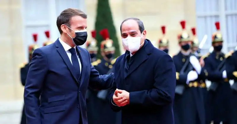 emmanuel macron riceve al sisi all eliseo 