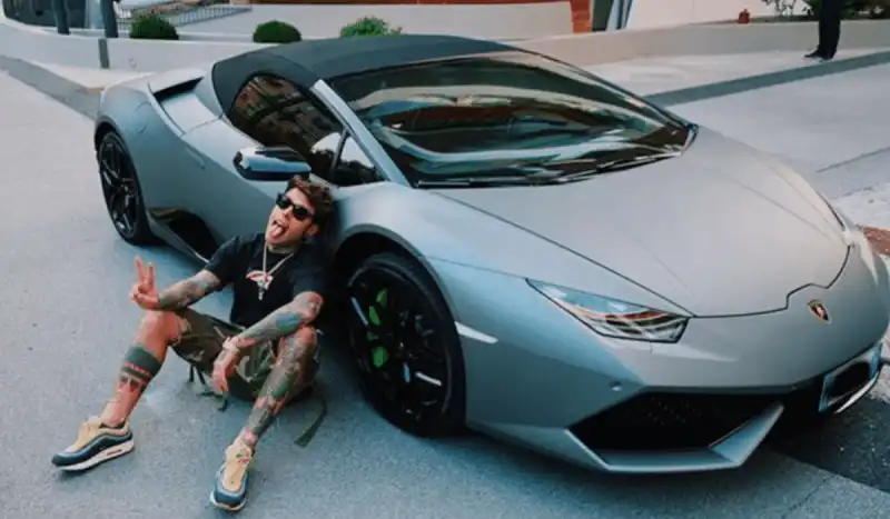 fedez con la sua lamborghini