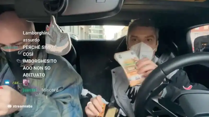 FEDEZ IN LAMBORGHINI REGALA CINQUEMILA EURO