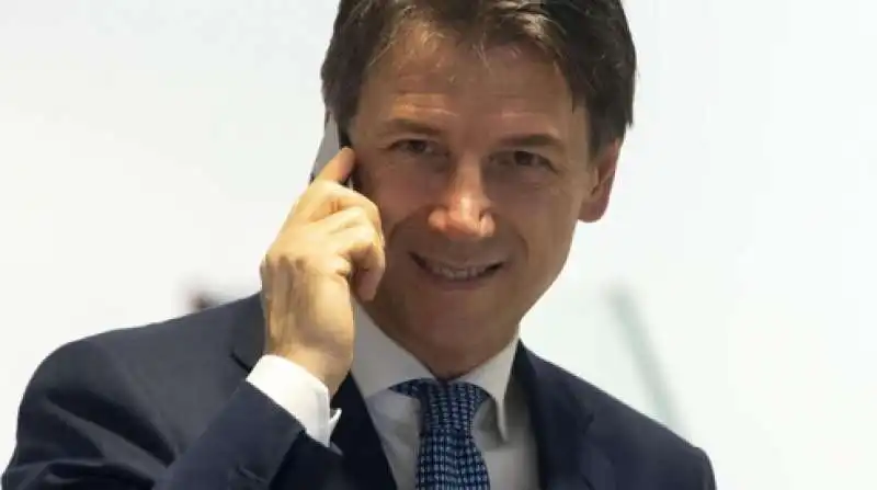 GIUSEPPE CONTE AL TELEFONO