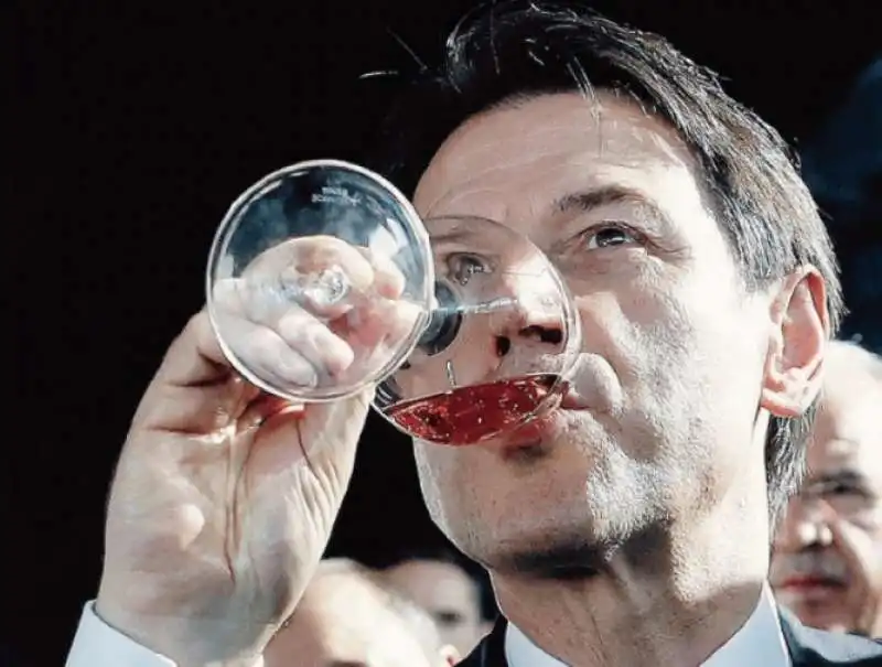 GIUSEPPE CONTE BEVE VINO