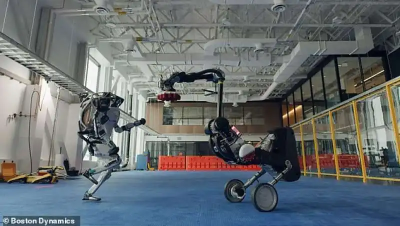 i robot di boston dynamics ballano 6