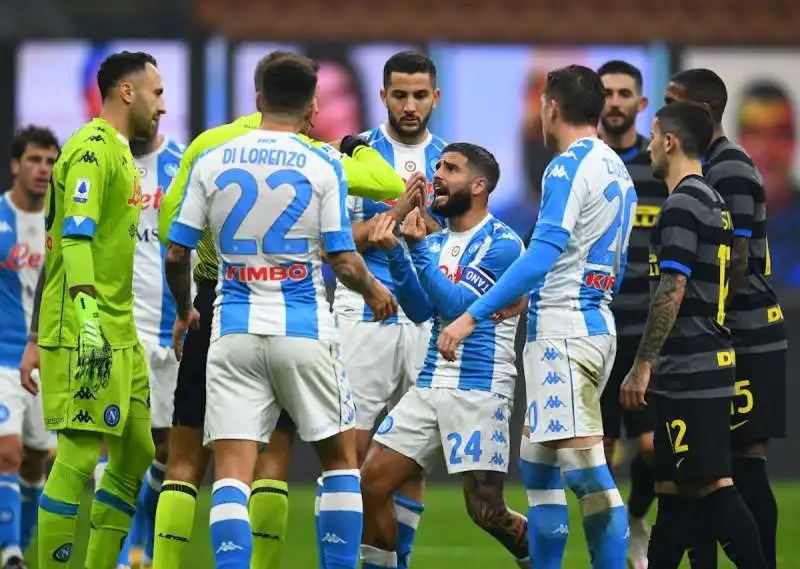 L ARBITRO MASSA E LE PROTESTE DI INSIGNE