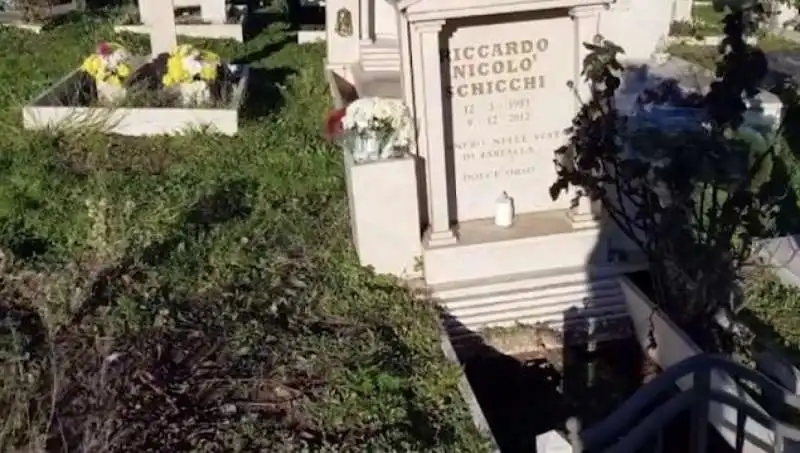 la tomba di riccardo schicchi al cimitero laurentino 11