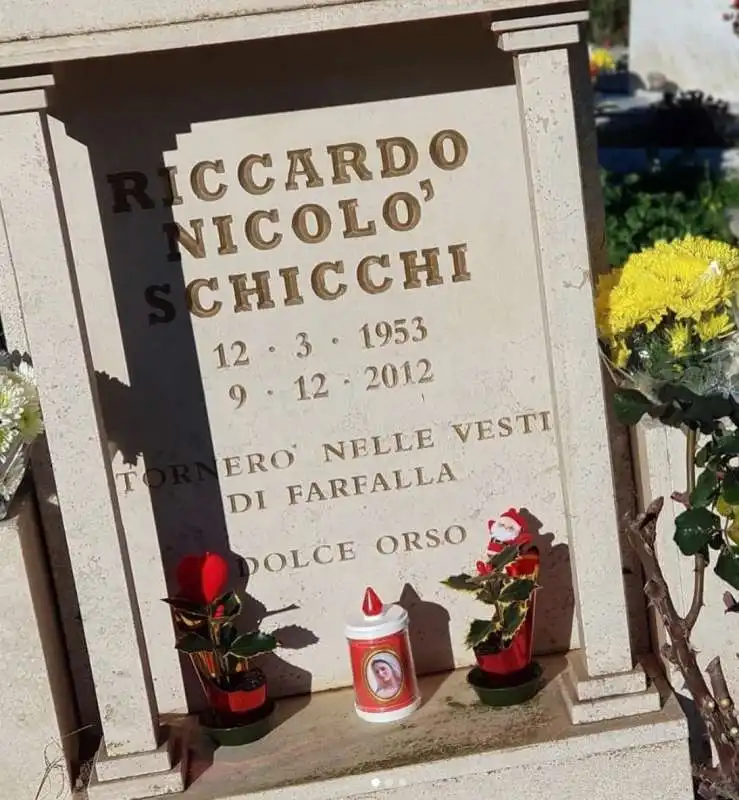 la tomba di riccardo schicchi al cimitero laurentino 5