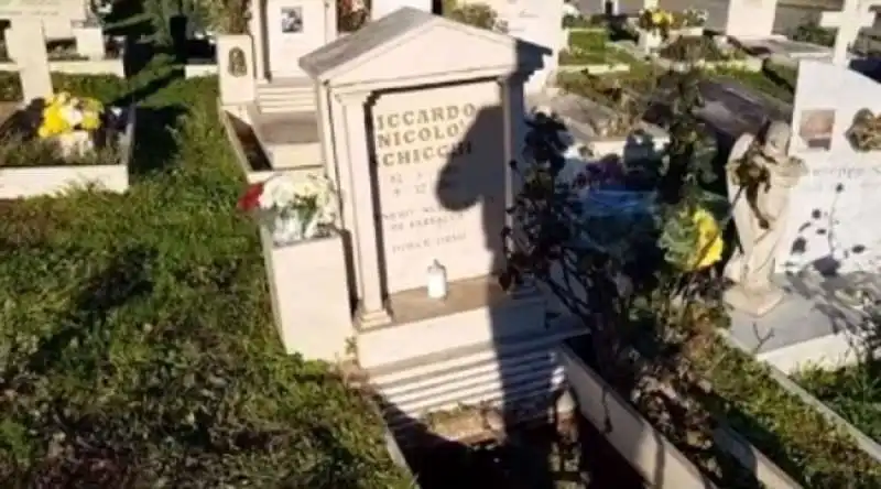 la tomba di riccardo schicchi al cimitero laurentino 9