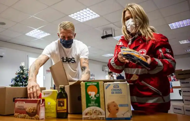 lapo elkann consegna pacchi al banco alimentare  2