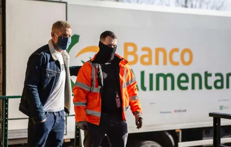 lapo elkann consegna pacchi al banco alimentare  4