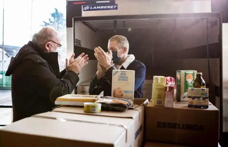 lapo elkann consegna pacchi al banco alimentare  5