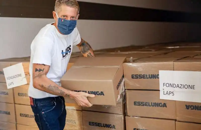 lapo elkann consegna pacchi al banco alimentare  6