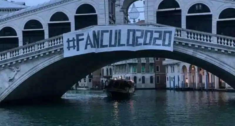 LO STRISCIONE A VENEZIA