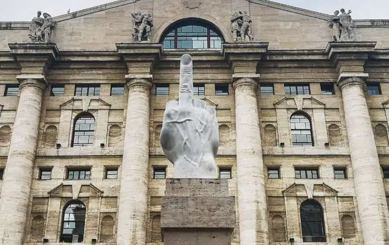 love   il dito medio di cattelan a piazza affari 