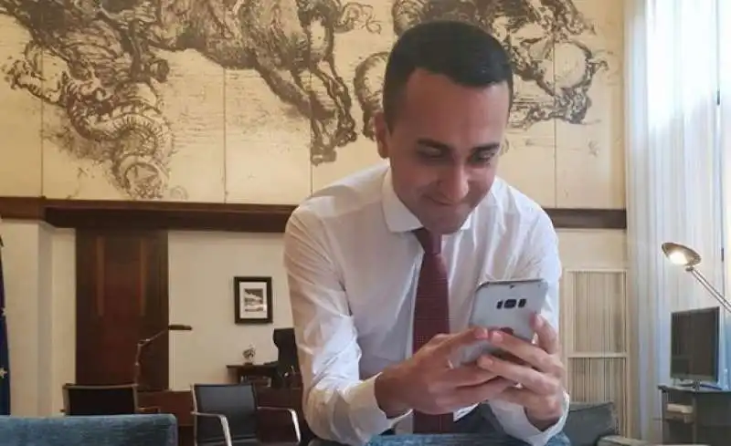 luigi di maio con lo smartphone