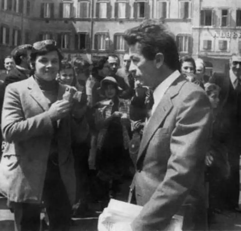 mario proto accanto a enrico berlinguer