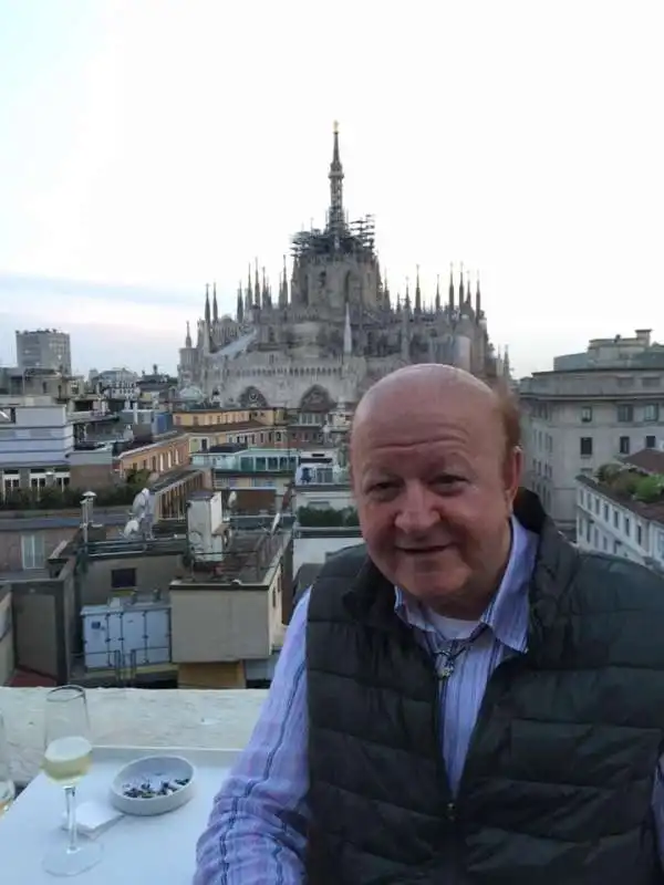 massimo boldi con il duomo di milano alle spalle 