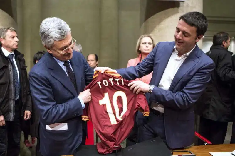 massimo d'alema regala la maglietta di totti a renzi