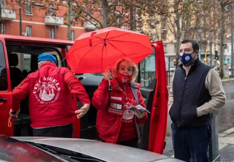 matteo salvini con i city angels a natale 2