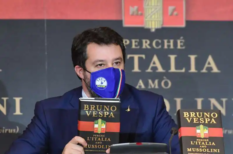 matteo salvini con il libro  foto di bacco