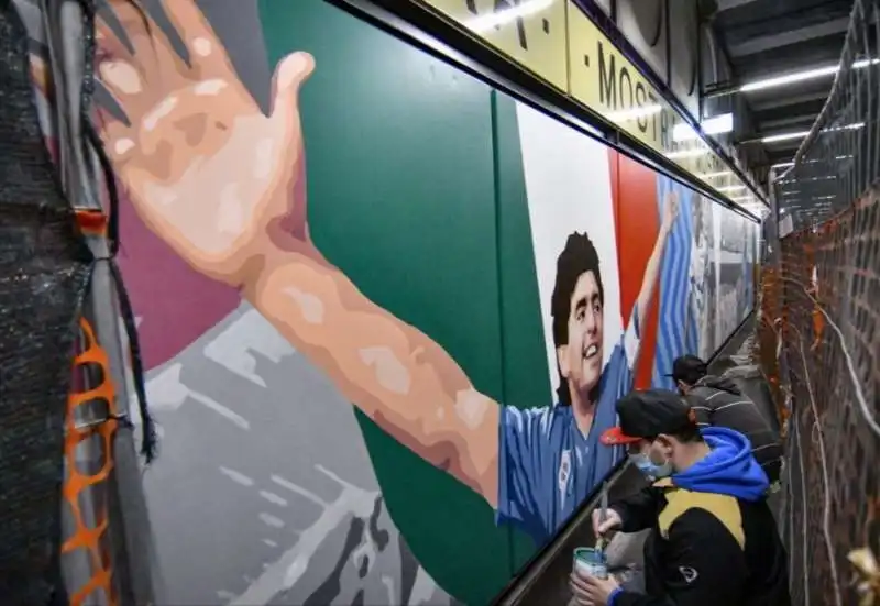 NAPOLI - IL MURALE NELLA STAZIONE MOSTRA DELLA FERROVIA CUMANA - DIEGO ARMANDO MARADONA