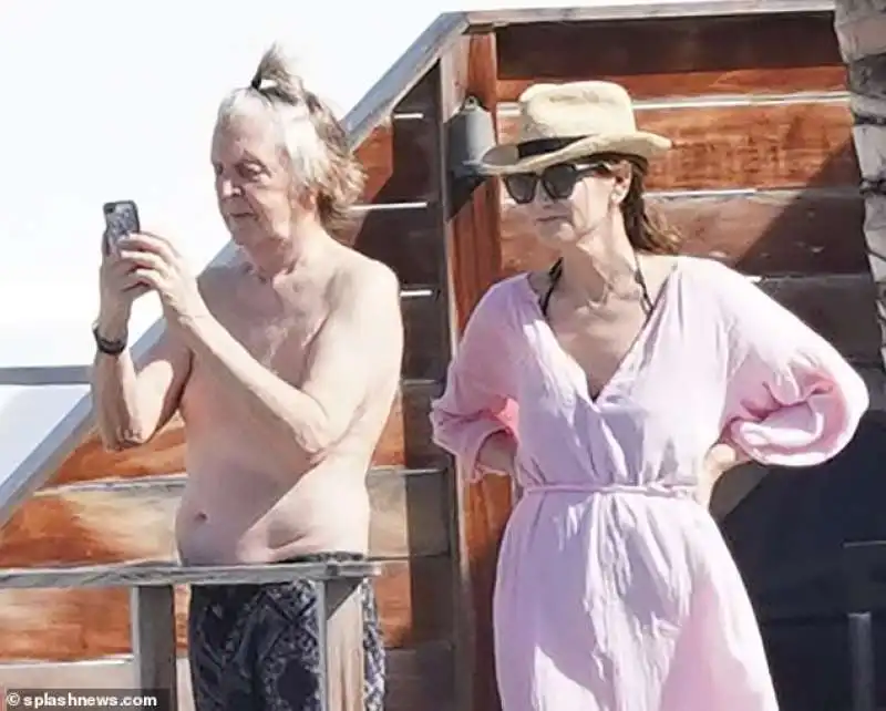 paul mccartney con codino insieme alla moglie nancy ai caraibi