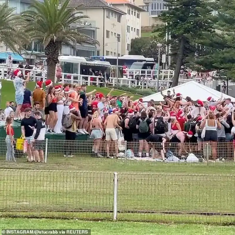 sydney, mega party natalizio in spiaggia senza mascherine 