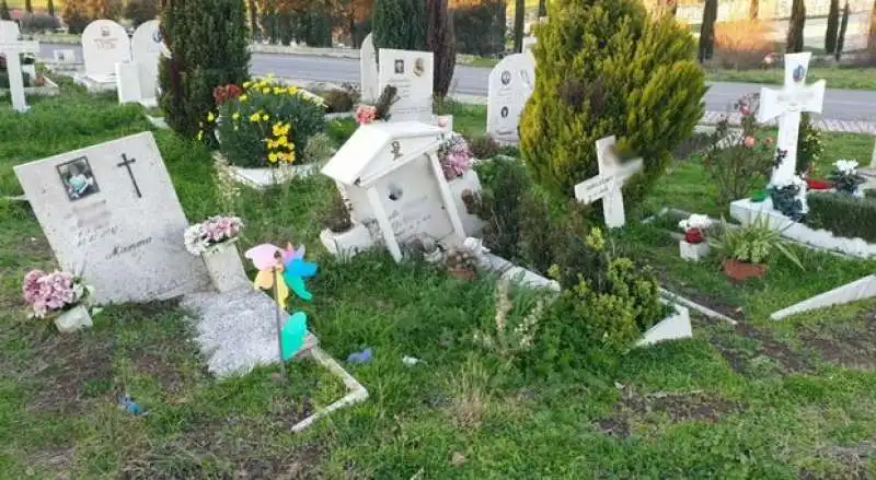 tombe cimitero laurentino 1