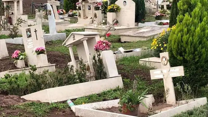 tombe cimitero laurentino 2