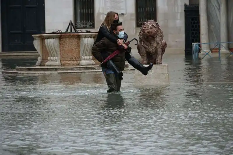 venezia, il mose non viene attivato e torna l acqua alta  1