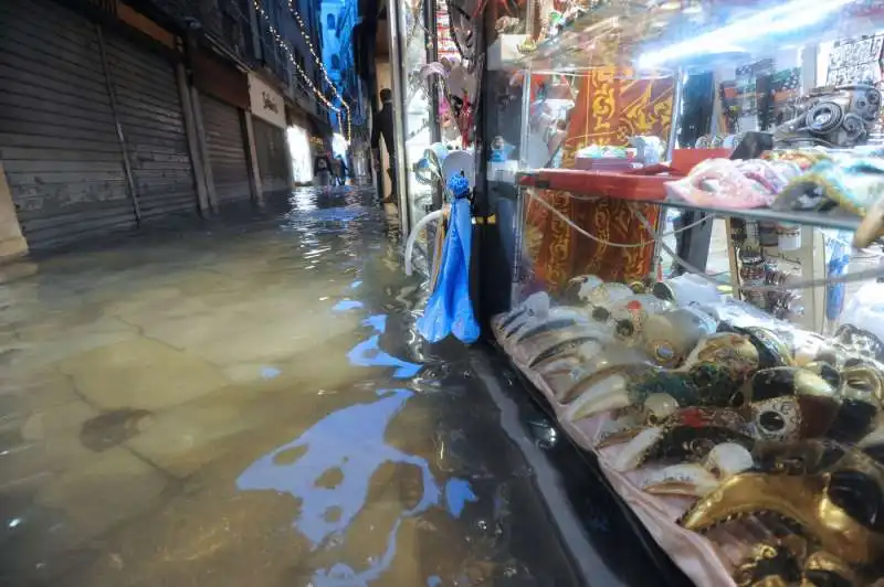 venezia, il mose non viene attivato e torna l acqua alta  5