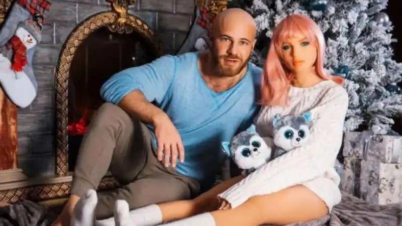 yuri tolochko e il matrimonio con la sex doll 5