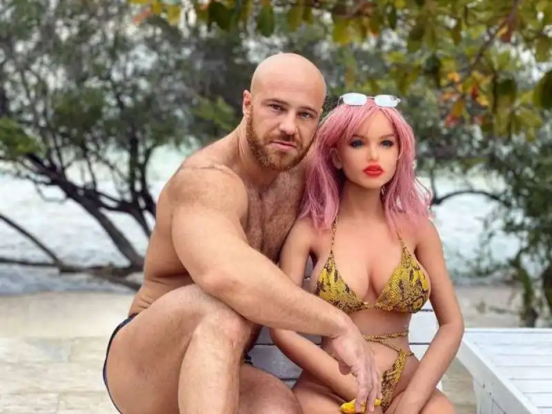 yuri tolochko e il matrimonio con la sex doll 8