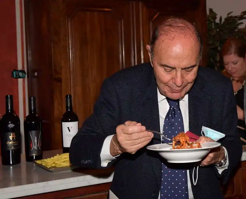 bruno vespa col suo piatto preferito i maccheroni alla chitarra al sugo di castrato (1)