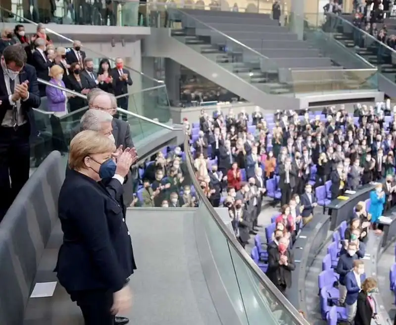 bundestag   ovazione per angela merkel